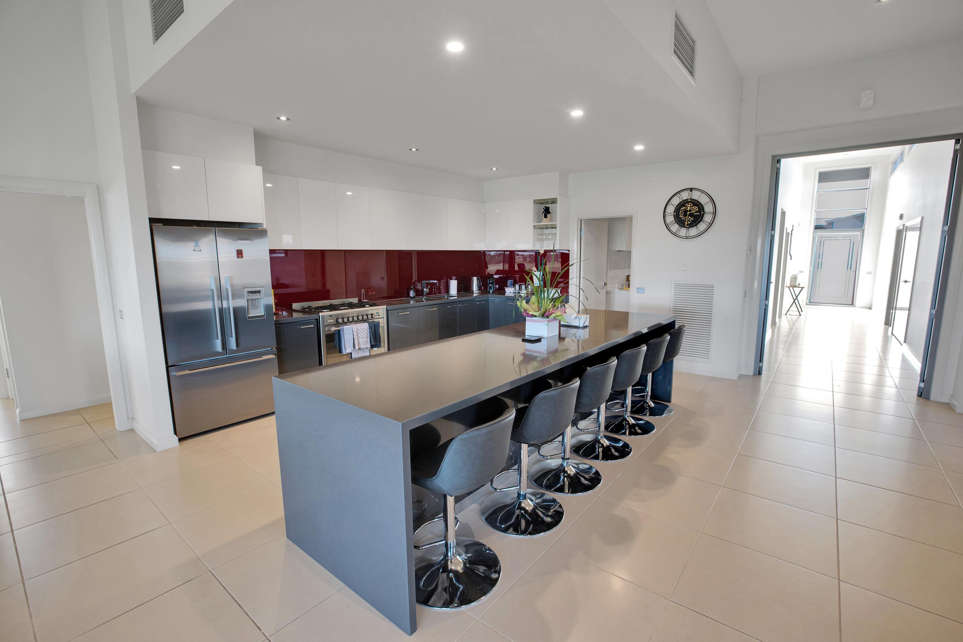 Kylskåp, mikrovågsugn, ugn och spishäll