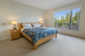 5 bedrooms, iron/ironing board, free WiFi, bed sheets