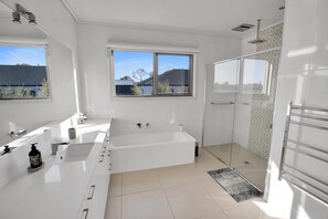 Bañera, bañera de hidromasaje, secador de pelo y toallas