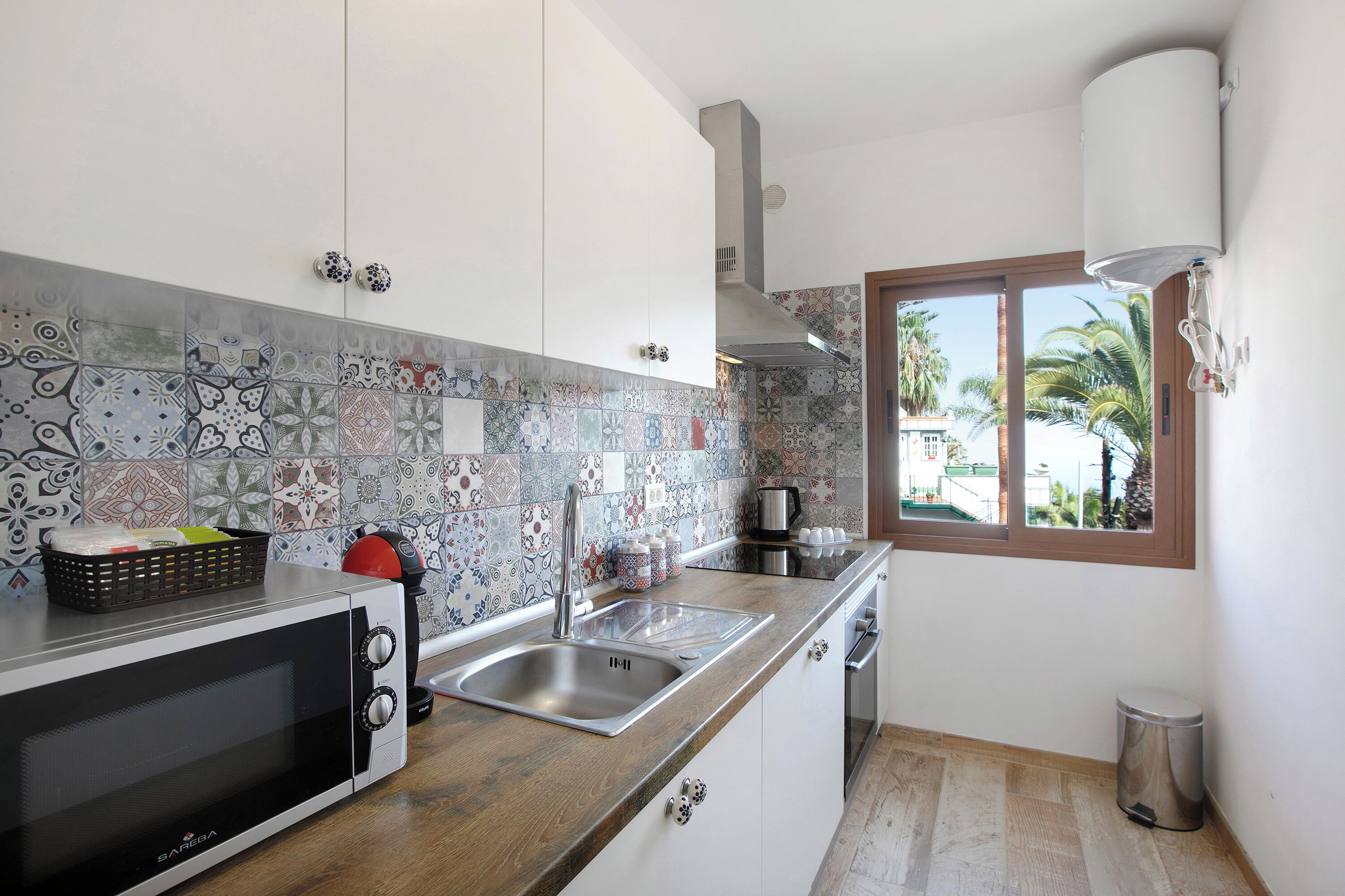 Frigorífico, microondas, horno y placa de cocina