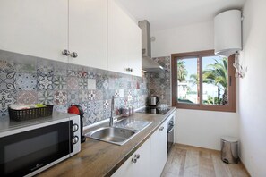 Frigorífico, microondas, horno y placa de cocina