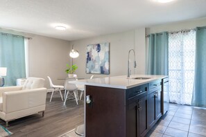 2 bedrooms, WiFi, bed sheets - ENTIRE 2 BEDROOM APARTMENT UPTOWN WATERLOO (Waterloo)