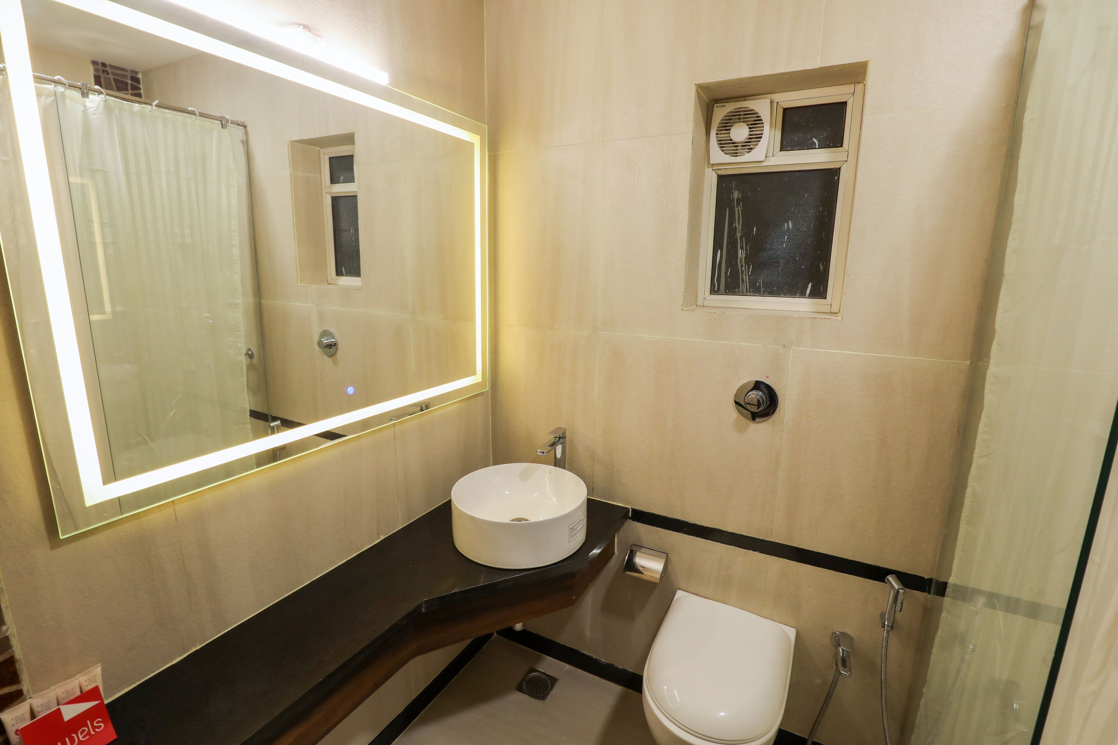 Deluxe King Room | Bathroom | Shower, hair dryer, towels