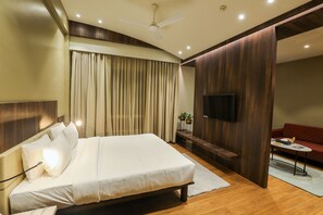 Executive King Room | Premium bedding, in-room safe, desk, blackout curtains - Spree Hotel Aurangabad (Chhatrapati Sambhajinagar)
