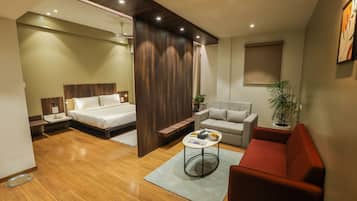 Executive King Room | Premium bedding, in-room safe, desk, blackout curtains