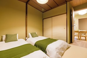 4 bedrooms, desk, iron/ironing board, free WiFi