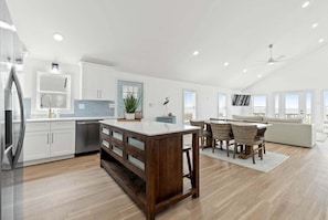 Interior - Boss Beach / 507 W Beach Drive (Oak Island)
