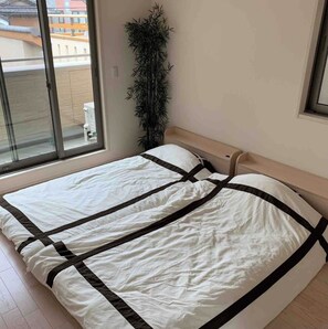2 slaapkamers, een bureau, geluiddichte muren