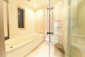 Kostenlose Toilettenartikel, Haartrockner, Hausschuhe, Handtücher