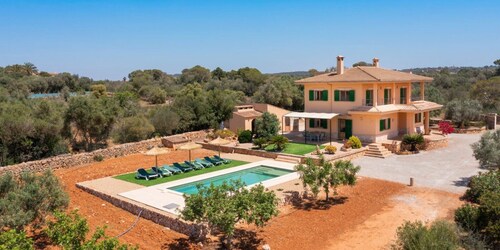 Villa Hort de Can Rafalet with Mountain Views, Pool, and Wi-Fi