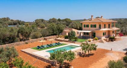 Villa Hort de Can Rafalet with Mountain Views, Pool, and Wi-Fi