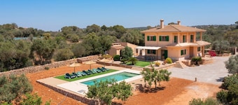 Villa Hort de Can Rafalet con vistas a la montaña, piscina y Wi-Fi