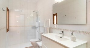 Bathtub, hair dryer, towels