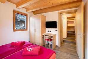 3 bedrooms, iron/ironing board, free WiFi, bed sheets