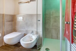 Een douche, een haardroger, handdoeken