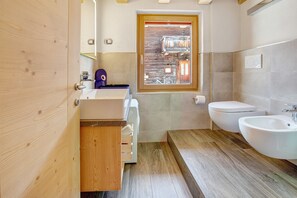 Shower, hair dryer, towels - Holiday Apartment Arcadia with Mountain View & Wi-Fi (livigno)