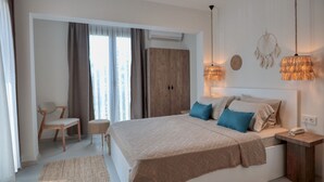 Un dormitorio moderno con una cama grande, un armario de madera, un escritorio y una silla.