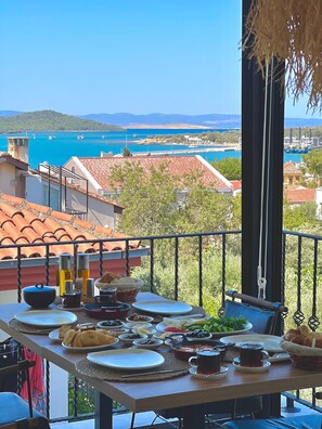 Desayuno de cocina local incluido todos los días