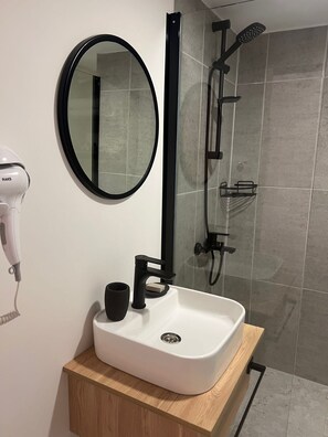 Chambre Double Standard, fumeurs, vue jardin | Salle de bain | Douche, sèche-cheveux, peignoirs, chaussons