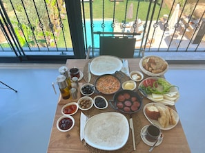 Tägliches inbegriffenes einheimisches Frühstück