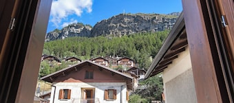 Appartement de vacances "Casa Cecilia tra Bormio e Livigno" avec vue sur les montagnes et balcon.