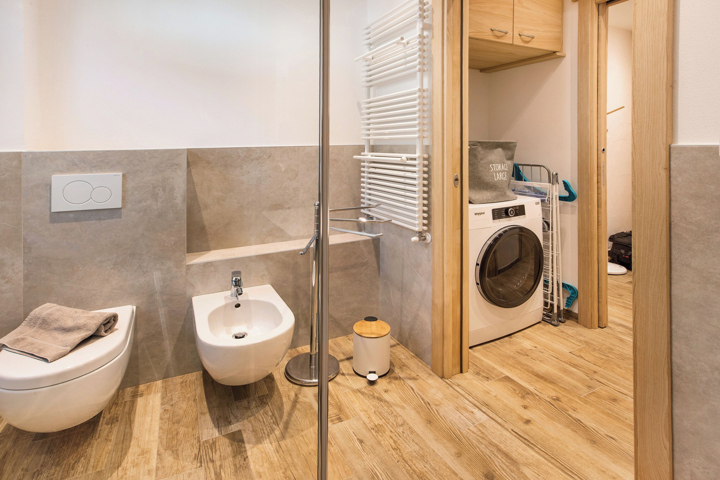 シャワー、ヘアドライヤー、タオル