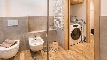 Douche, sèche-cheveux, serviettes fournies