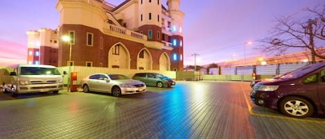 المنطقة المحيطة بالمنشأة