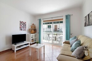 Una televisión, un reproductor de DVD