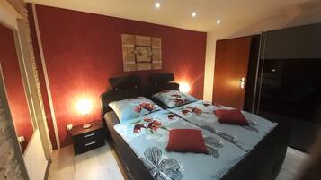 2 Schlafzimmer, Schreibtisch, Bügeleisen/Bügelbrett, Reisekinderbett