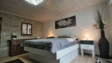 2 bedrooms, desk, iron/ironing board, travel crib