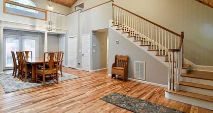 Blk Mtn home, King beds, fire pit, 15 mi to DT AVL