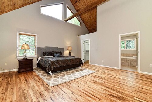 Blk Mtn home, King beds, fire pit, 15 mi to DT AVL