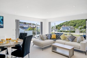 Smart TV - Beautifully designed holiday home, The Cube. (Portreath)