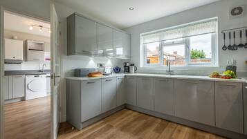 Microonde, lavastoviglie, seggiolone