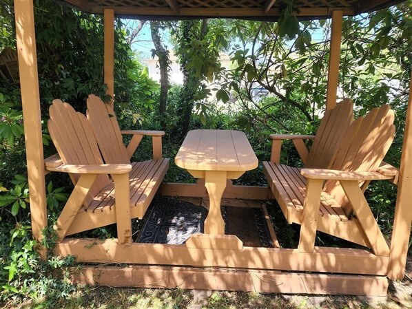 Outdoor dining - Serene Escape at Ramblin Rose #3 Peaceful Retreat (Sequim)