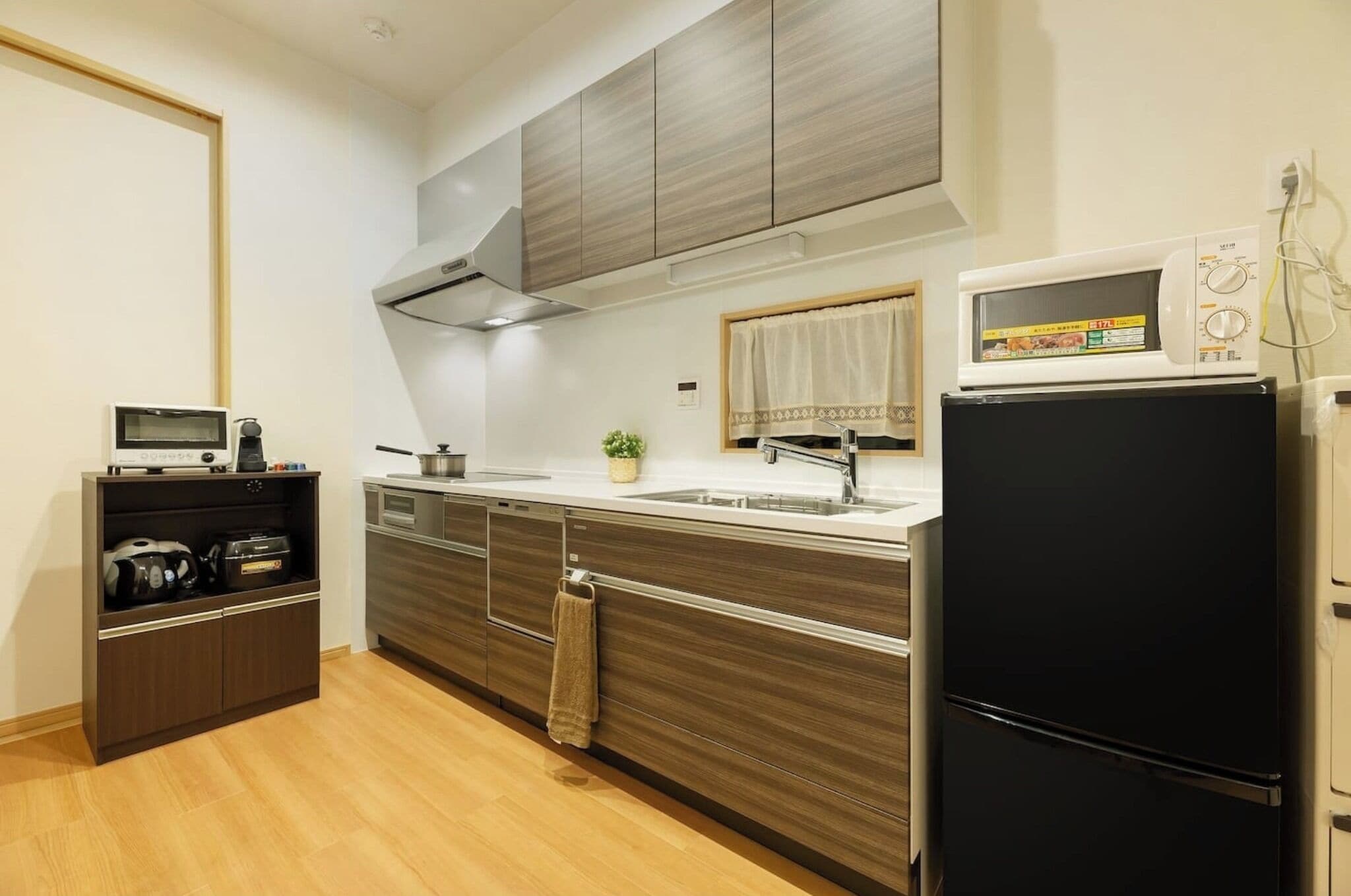 Fridge, microwave, stovetop, cookware/dishes/utensils