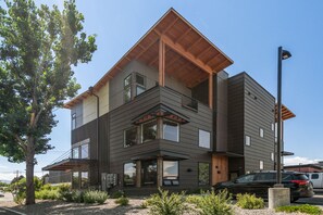 Exterior - Peach Street Mountain Retreat - Luxury apartment in Bozeman w/ Mountain Views (Bozeman)