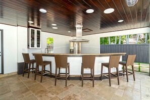Outdoor dining - Tropical deluxe villa- weekly and monthly discounts available!. (Cutler bay)