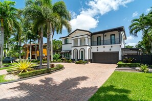 Exterior - Tropical deluxe villa- weekly and monthly discounts available!. (Cutler bay)