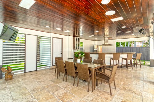 Tropical deluxe villa- weekly and monthly discounts available!.