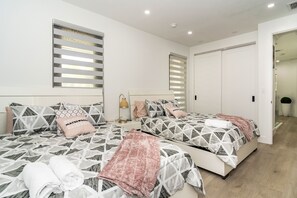5 bedrooms, desk, travel crib, WiFi - Tropical deluxe villa- weekly and monthly discounts available!. (Cutler bay)