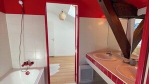 A bathroom with a bathtub, two sinks, and a shower. - Grand Appartement Terrasse Hypercentre (Poitiers)