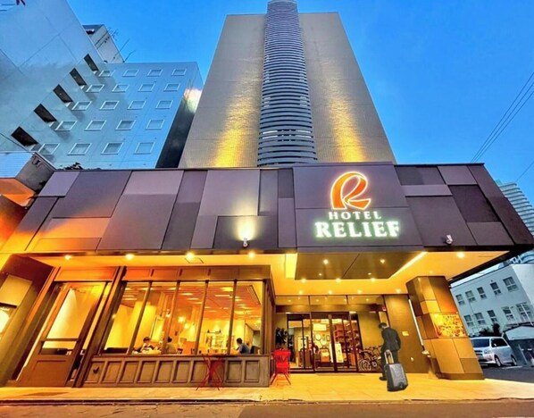 Un hotel dal design moderno, con un evidente cartello 'Hotel Relief'.