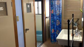 ヘアドライヤー、タオル、石鹸、シャンプー