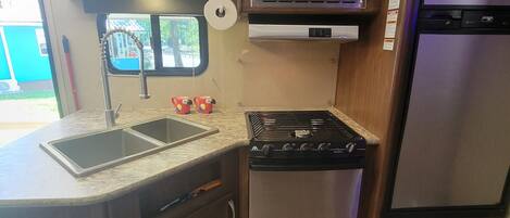 Réfrigérateur, four à micro-ondes, un four, surface de cuisson