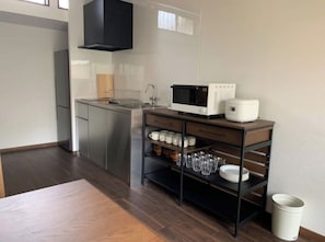 Kjøleskap, mikrobølgeovn, kokeplater og kjøkkenutstyr