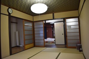3 bedrooms, desk, iron/ironing board, free WiFi - 1 station from Kyoto station 4 minutes walk from  - Nishioji 2 / Kyoto Kyōto (Kyoto)