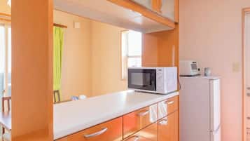 Fridge, microwave, stovetop, cookware/dishes/utensils