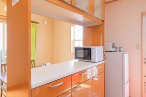 Frigorífico, microondas, placa de cocina y utensilios de cocina